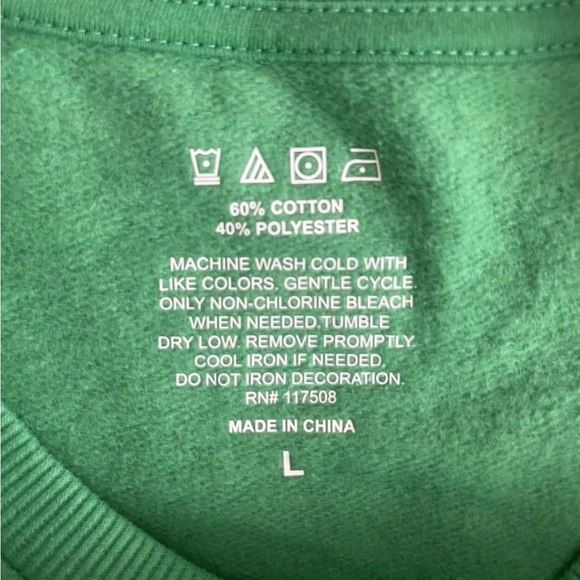 Merry Christmas Sweatshirt says “Professional Gift  Opener” Green unisex Large - Picture 3 of 5